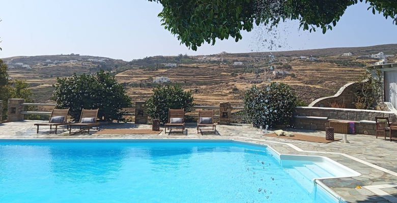 Paros Prive Large shared pool with pool bar